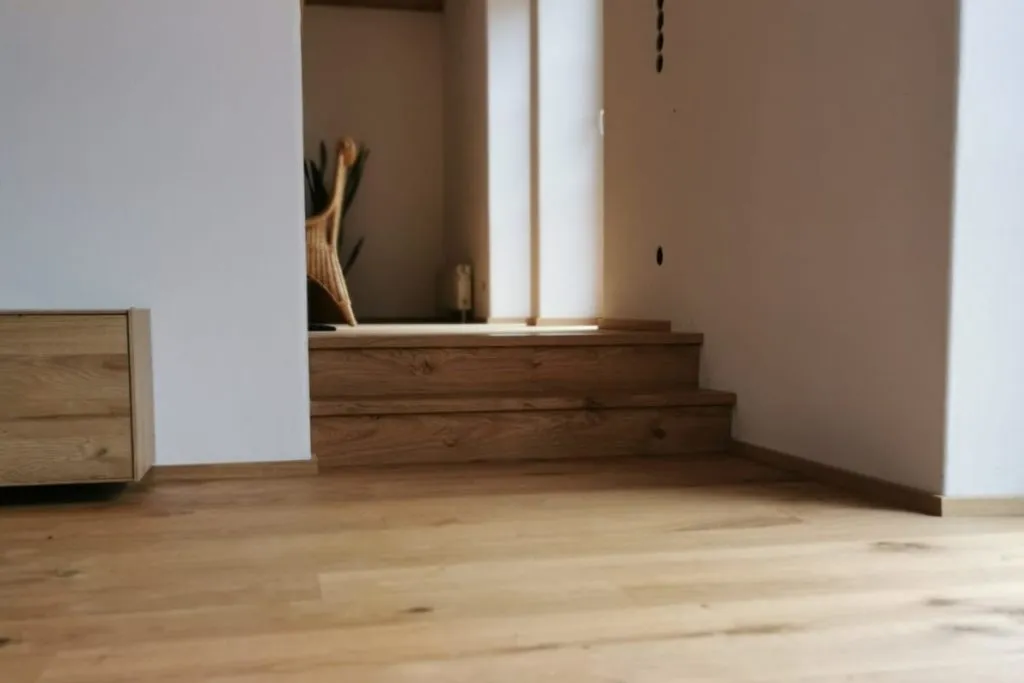 Geöltes Massivparkett aus Eiche im Landhausdielen-Format in einem hellen Wohnraum