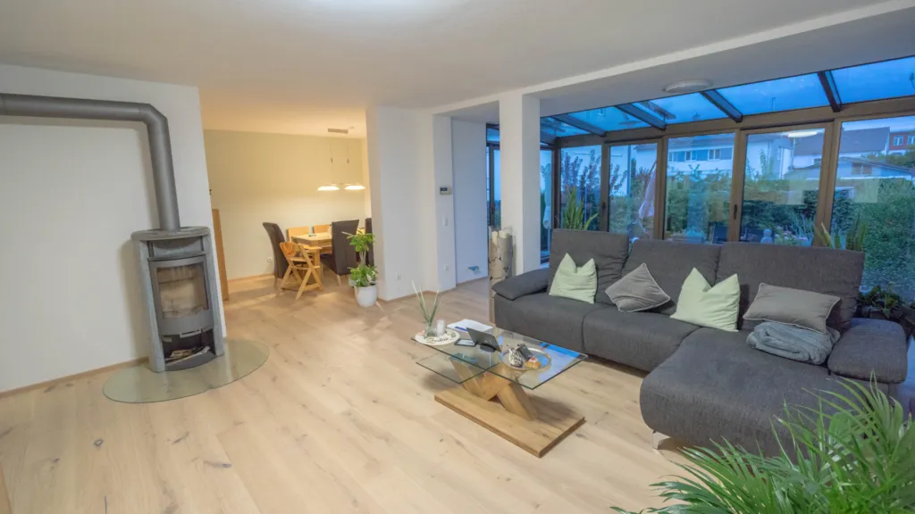 Wohnzimmer mit Einbaumöbeln und Massivholzboden aus eigener Fertigung
